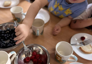 Nikodem sięga po zdrowe maliny