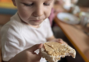Marcel bardzo lubi wafle ryżowe z masłem orzechowym