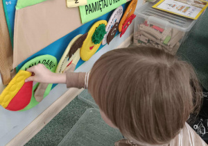 Chłopiec układa produkty na tależu.