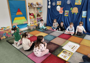 Dzieci rozwiazuja zagadki dotyczace zdrowych produktów.