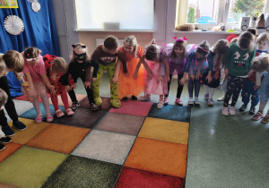 Dzieci podczas balu, tańcza w kole.