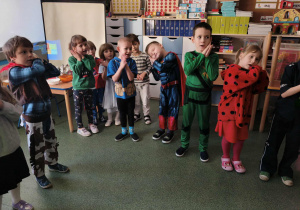 Dzieci podczas balu, tańcza w kole.