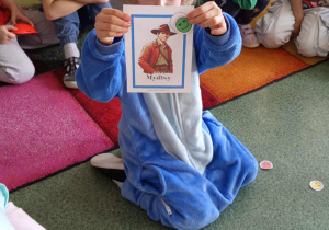 Dziewczynka uczestniczy w zabawie dydsktycznej.