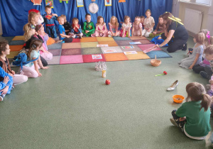 Dzieci uczestnicza w zabawie dydaktycznej.