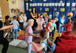 Dzieci podczas wspólnych plasów, podczas balu.