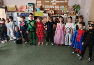 Dzieci podczas balu, tańcza w kole.