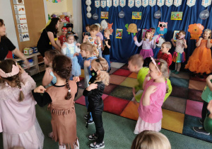 Dzieci podczas wspólnych plasów, podczas balu.