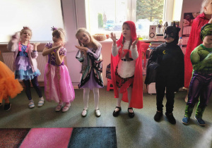 Dzieci podczas balu, tańcza w kole.