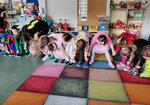 Dzieci podczas balu, tańcza w kole.