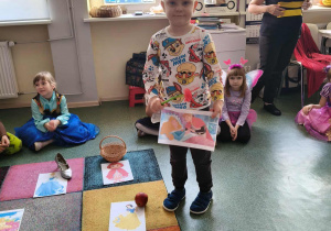 Chłopiec uczestniczy w zabawie dydsktycznej.