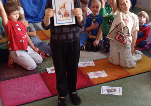 Chłopiec uczestniczy w zabawie dydsktycznej.