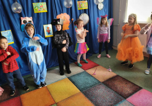 Dzieci podczas balu, tańcza w kole.