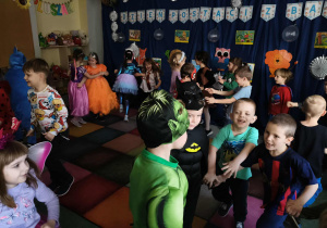 Dzieci podczas wspólnych plasów, podczas balu.