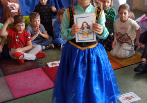 Dziewczynka uczestniczy w zabawie dydaktycznej.