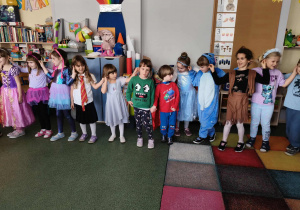 Dzieci podczas balu, tańcza w kole.