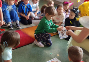 Dziewczynka uczestniczy w zabawie dydaktycznej.