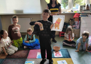 Chłopiec uczestniczy w zabawie dydaktycznej.