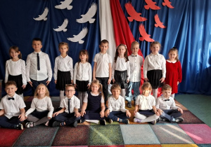 Dzieci pozują do zdjęcia.