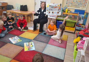 Dzieci oglądają plansze.