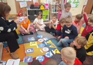 Dzieci oglądają znaki drogowe.