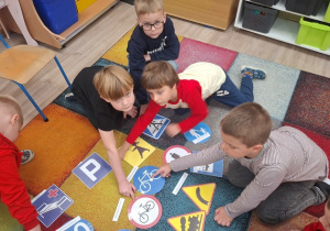 Dzieci wybierają znaki.