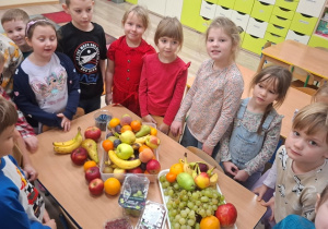 Dzieci rozmawiają na temat jedzenia owoców.