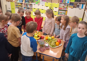 Dzieci rozmawiają na temat owoców.