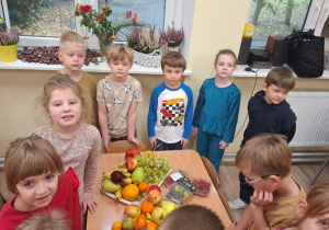 Dzieci rozmawiają na temat owoców.
