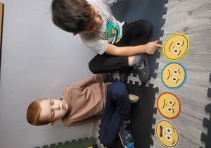 Chłopcy rozpoznają i nazywają podstawowe emocję.