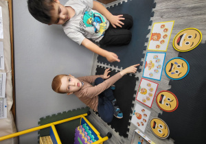 Chłopcy wskazują i naśladują emocje.