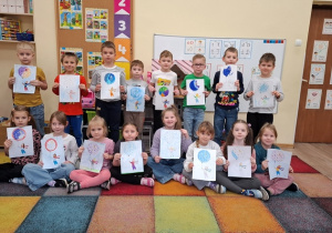 Dzieci prezentują obrazek.