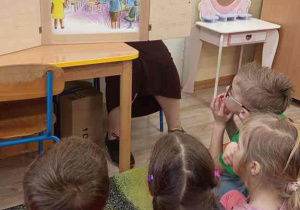 Dzieci oglądają teatrzyk.