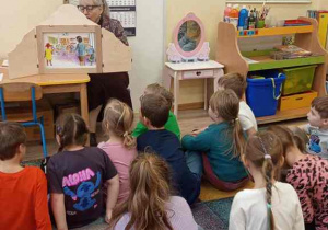 Dzieci oglądają teatrzyk.