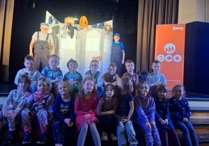 Dzieci pozują do zdjęcia.