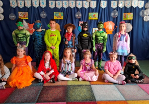 Dzieci pozują do zdjęcia.