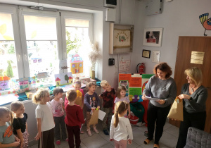 Pani Dyrektor i pani Małgosia wręczają dzieciom nagrody i dyplomy.