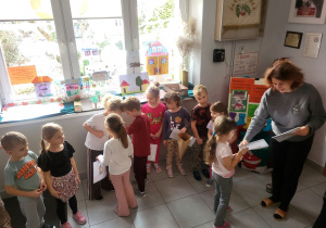 Pani Dyrektor wręcza Hani dyplom.