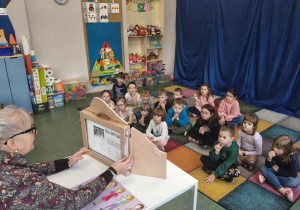 Dzieci słuchają opowiadania.