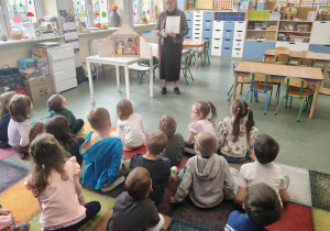 Dzieci poznają znaczenie słowa EMPATIA.