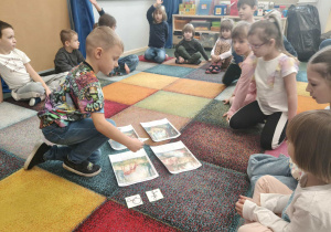 Chłopiec dopasowuje piktogram do właściwej ilustracji.