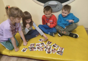 Dzieci wybierają zdjęcia, na których widać osoby przestraszone.