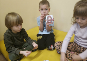 Dzieci wybierają zdjęcia, na których widać osoby przestraszone.