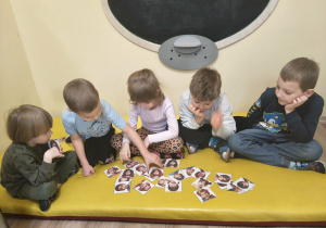 Dzieci wybierają zdjęcia, na których widać osoby przestraszone.