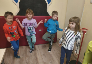 Dzieci podczas zabawy "Słoń".