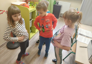 Dzieci podczas zabawy "Słoń".