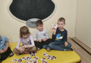 Dzieci wybierają zdjęcia, na których widać osoby przestraszone.