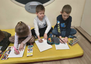 Dzieci wykonują pracę plastyczną.