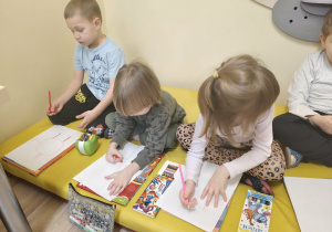 Dzieci wykonują pracę plastyczną.