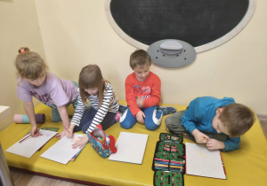 Dzieci wykonują pracę plastyczną.