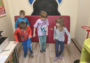 Dzieci podczas zabawy "Słoń".